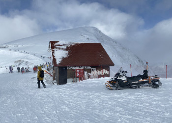 Вид будку спасателей у верхней станции канатки Тундра, Роза Хутор – фотографии России