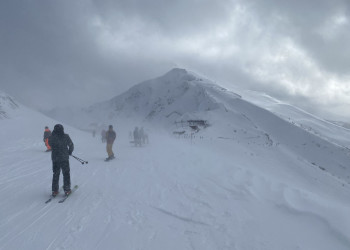 Южный склон на курорте Роза Хутор, вид на верхнюю станцию подъемника Тундра – фотографии России