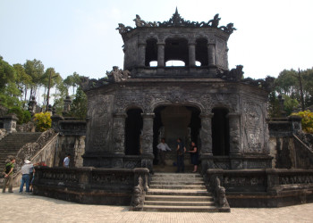 Гробница Кхай Динь (Lăng Khai Dinh) в Хюэ – фотографии Вьетнама