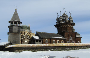 Архитектурный ансамбль Кижи проводит экскурсии по комплексу на старинных колясках или катерах – фотографии России