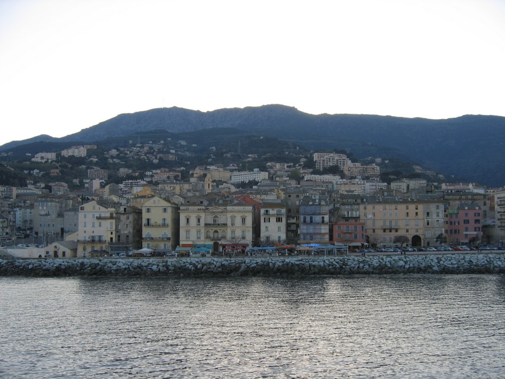 Дома на набережной в Бастии, Франция. Фото 4 – фотографии Франции