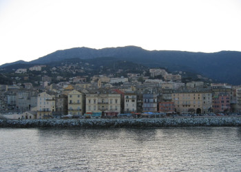 Дома на набережной в Бастии, Франция. Фото 4 – фотографии Франции