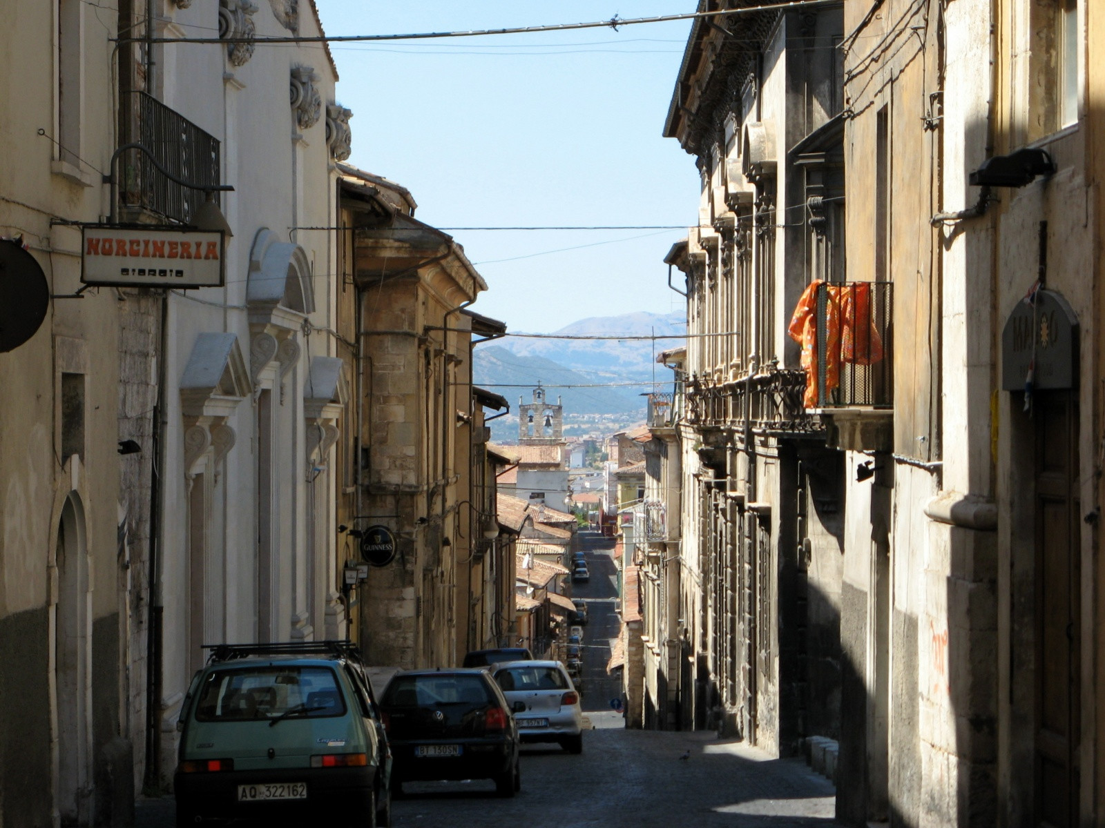 Узкие улицы в Л’Aквила – фотографии Италии