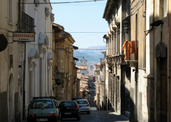 Узкие улицы в Л’Aквила – фотографии Италии