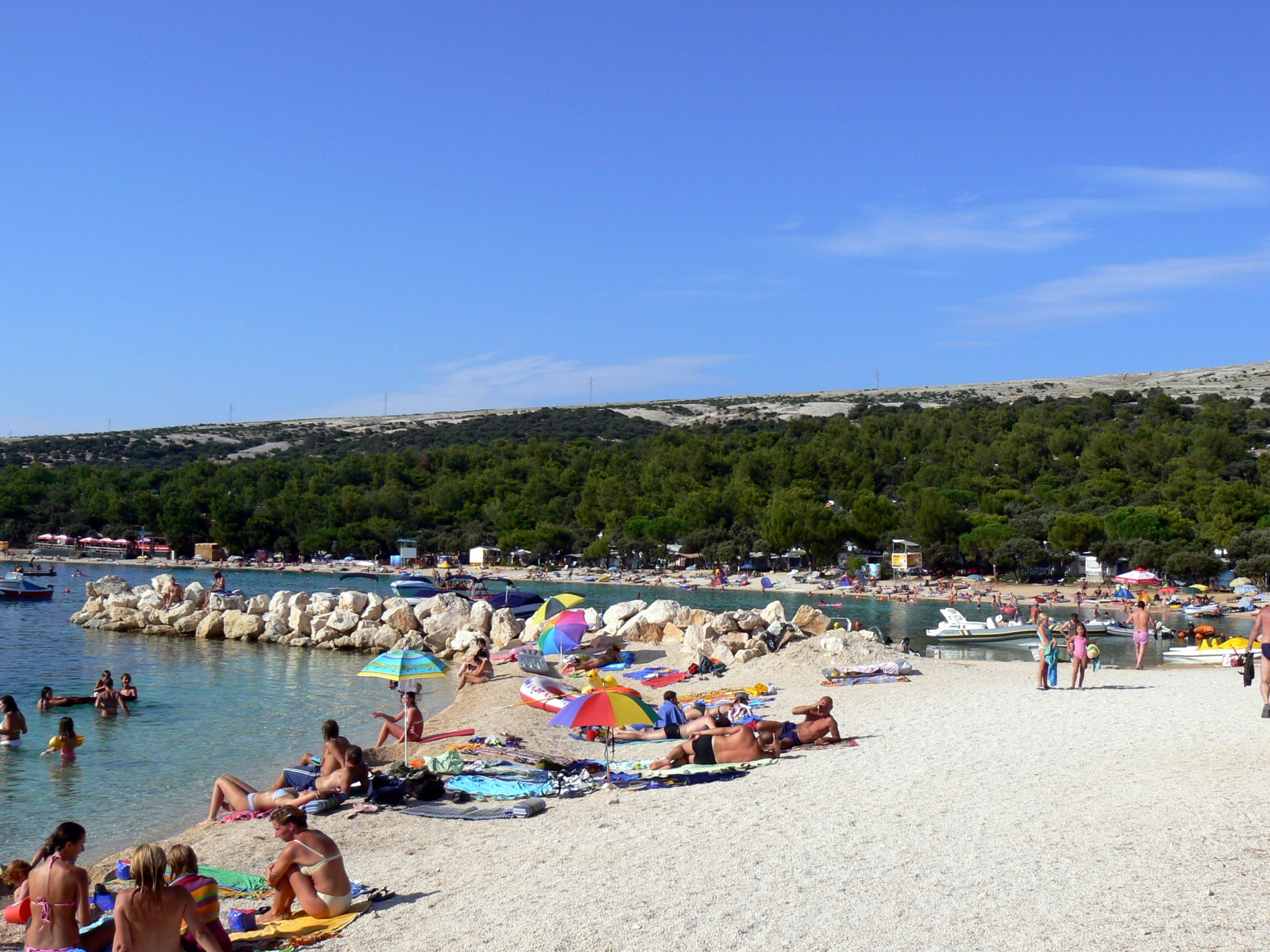 Люди на пляже в Паг, Хорватия. Фото 1 – фотографии Хорватии