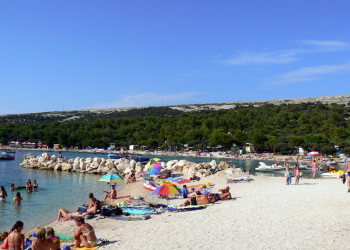 Люди на пляже в Паг, Хорватия. Фото 1 – фотографии Хорватии