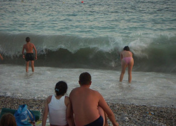 Люди на пляже в Сутоморе, Черногория. Фото 2 – фотографии Черногории