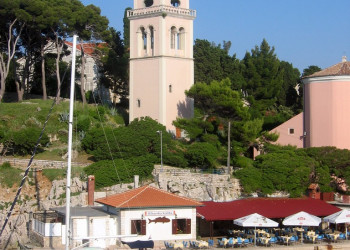 Кафе на набережной в Вели-Лошинь, Хорватия – фотографии Хорватии