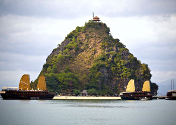 Красивый остров в бухте Халонг – фотографии Вьетнама