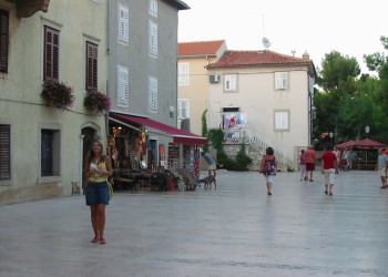 Улица в Крк, Хорватия – фотографии Хорватии