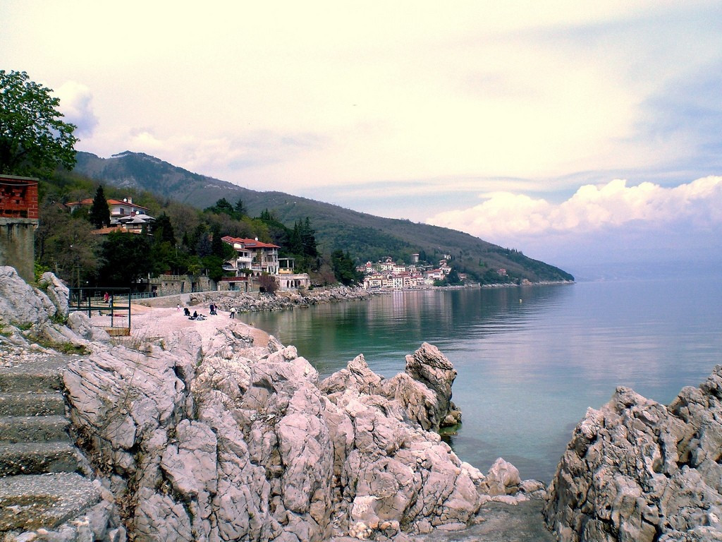 Набережная в Мощеничка-Драга, Хорватия – фотографии Хорватии