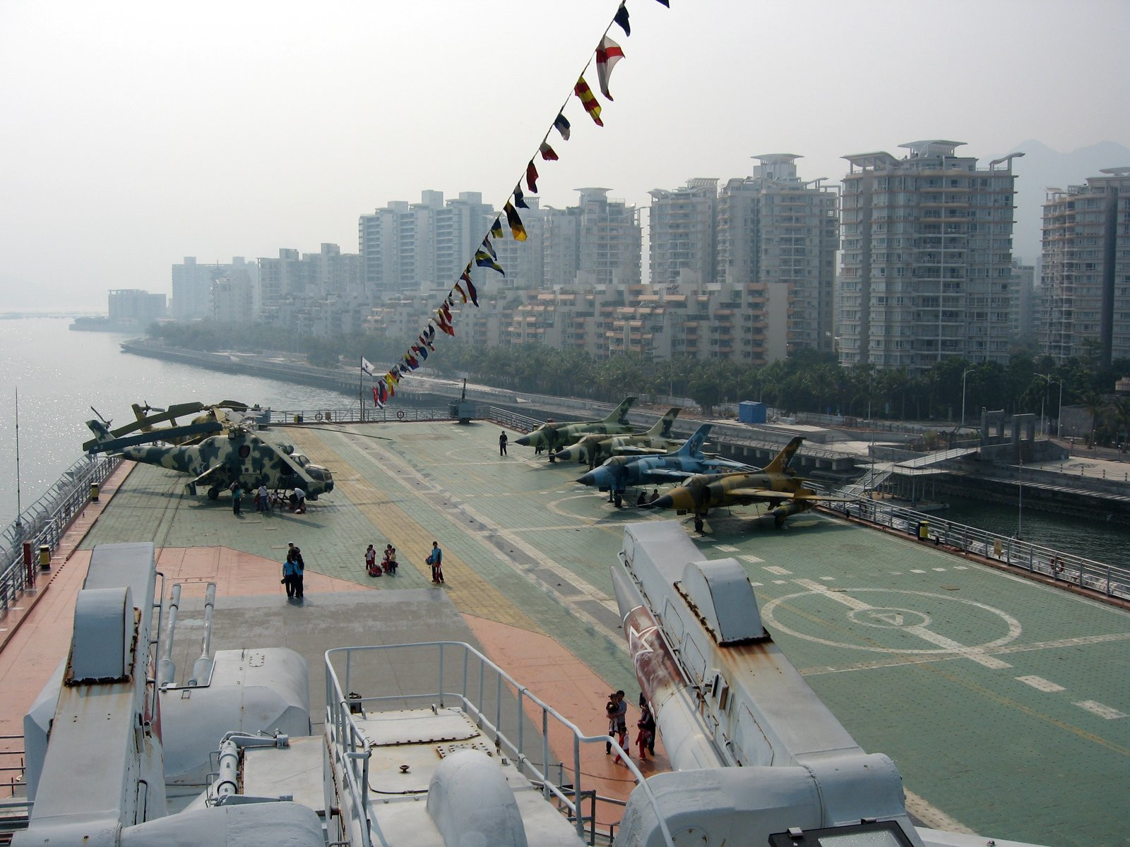 Панорамный вид с палубы военного эсминца на Шэньчжэнь, Китай – фотографии Китая