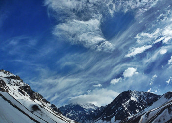 Небо над вулканом Аконкагуа. Аргентина. – фотографии Аргентины