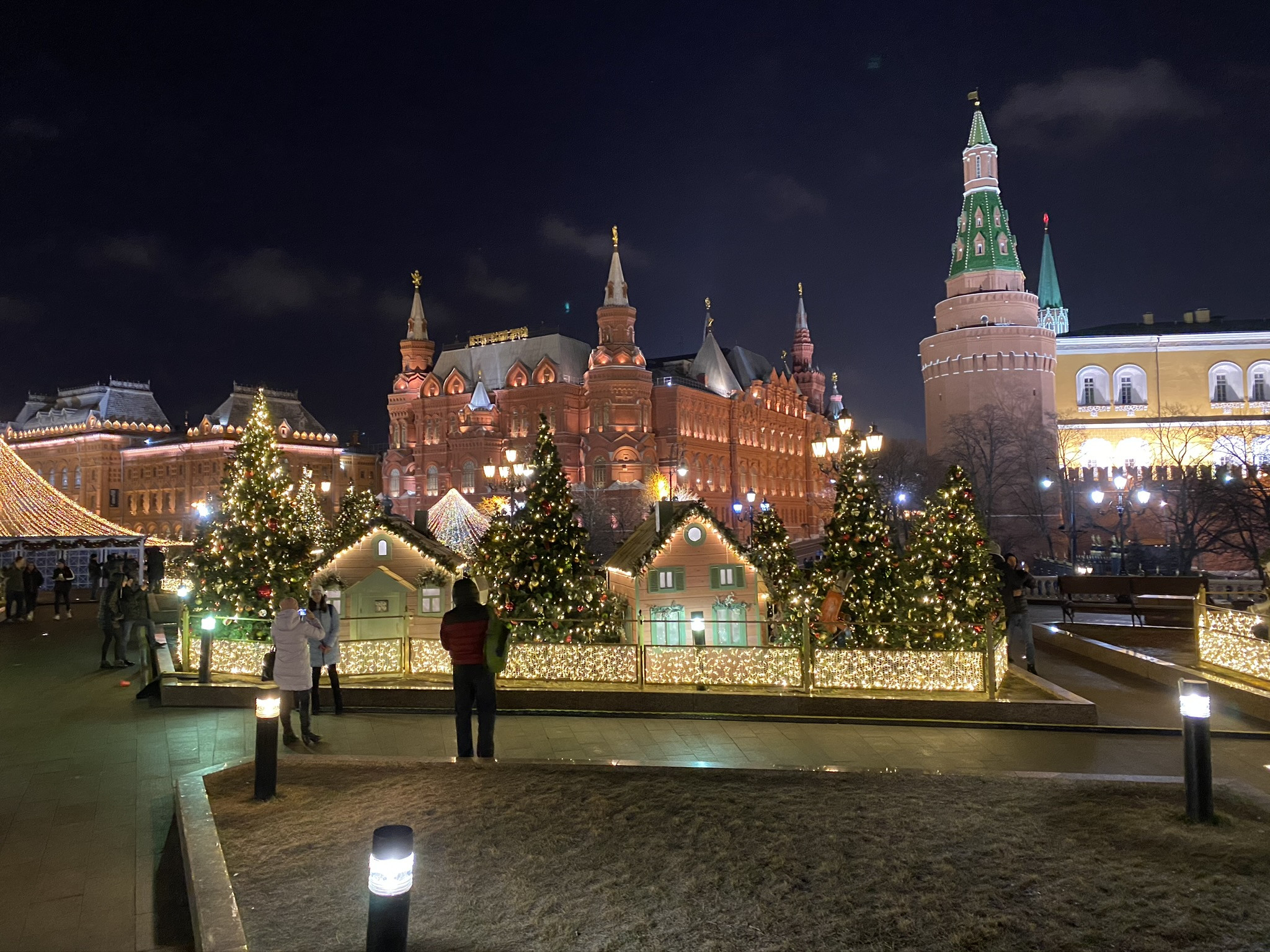 Вид с Охотного ряда на Красную площадь в новогодние праздники – фотографии России
