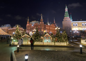 Вид с Охотного ряда на Красную площадь в новогодние праздники – фотографии России