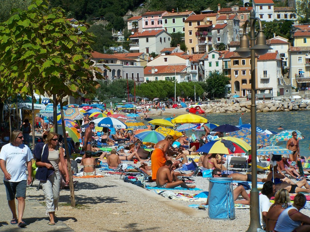 Люди на пляже в Мощеничка-Драга, Хорватия. Фото 5 – фотографии Хорватии