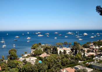 Дома на берегу в Сен-Жан-Кап-Ферра, Франция – фотографии Франции