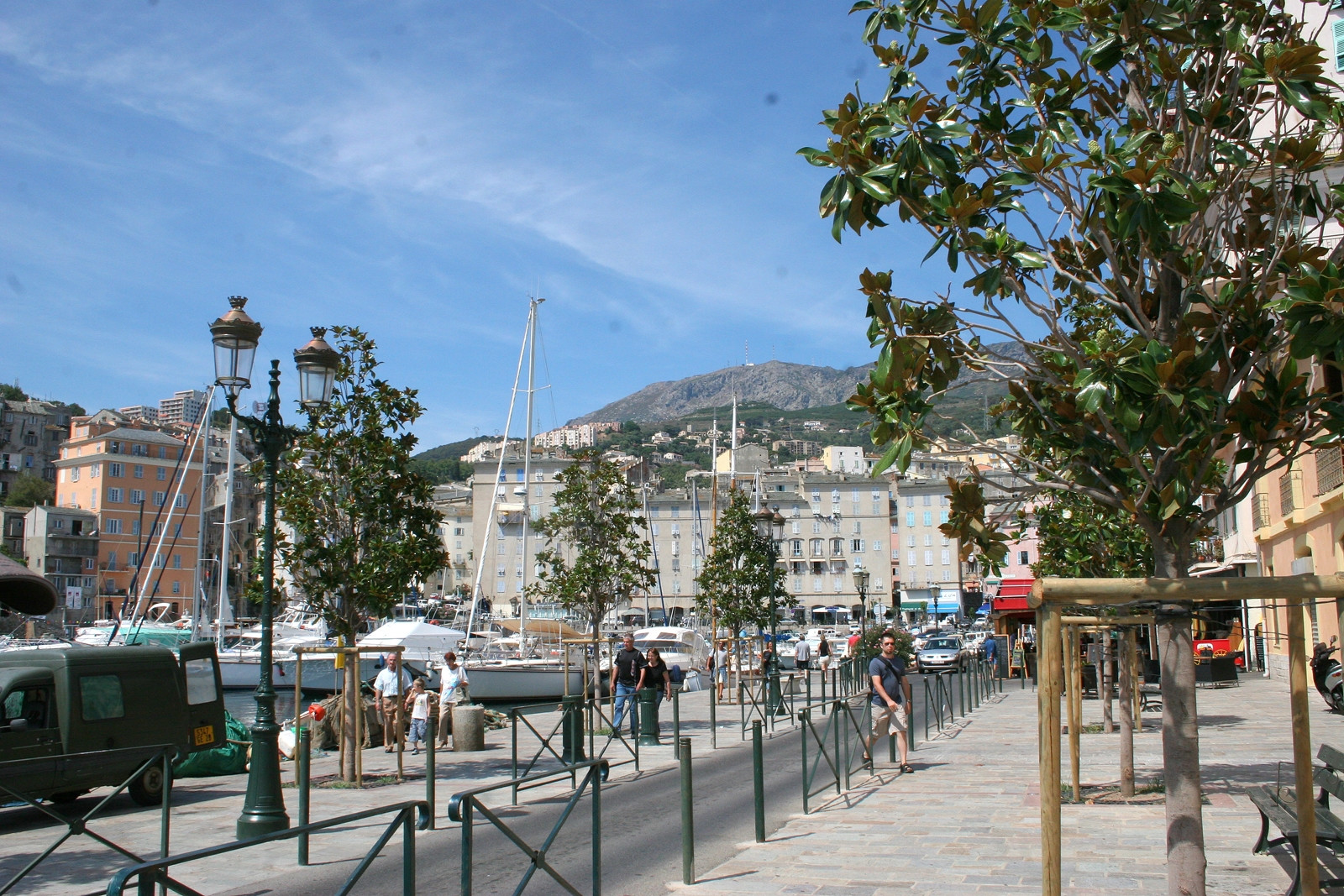 Люди на набережной в Бастии, Франция – фотографии Франции