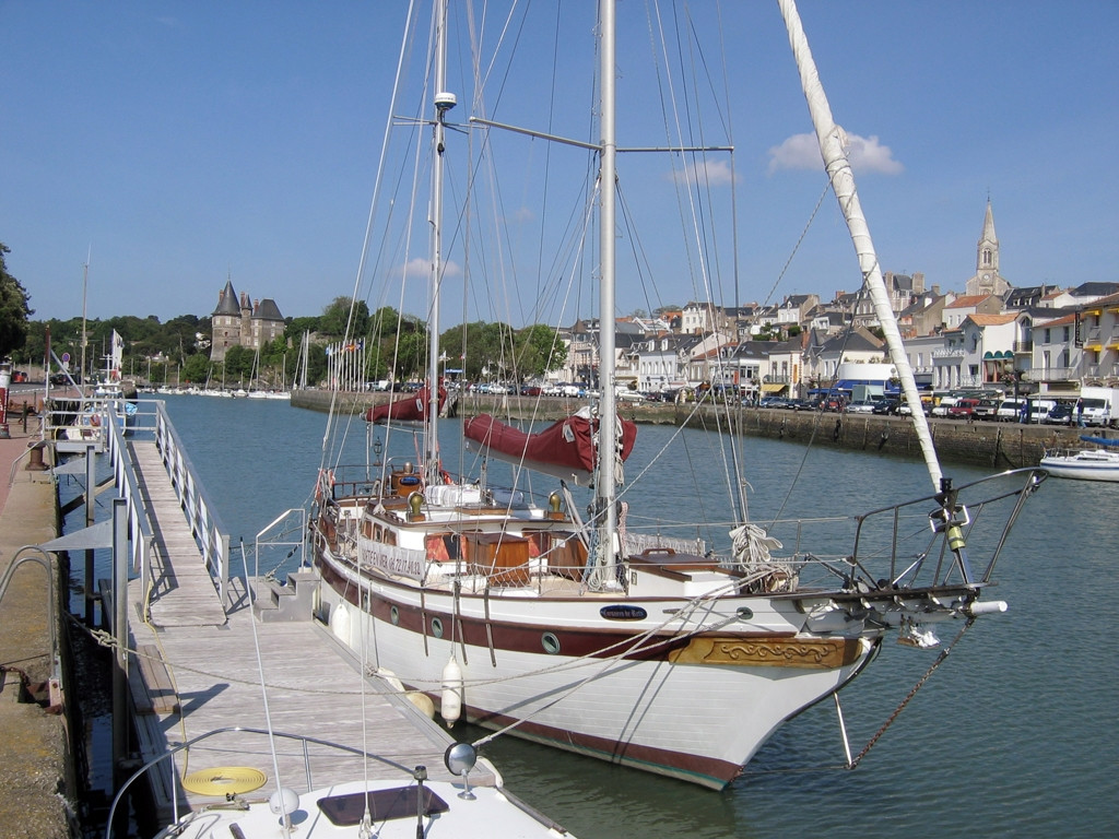 Парусник на причале в Порнике, Франция – фотографии Франции