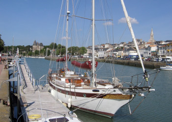 Парусник на причале в Порнике, Франция – фотографии Франции