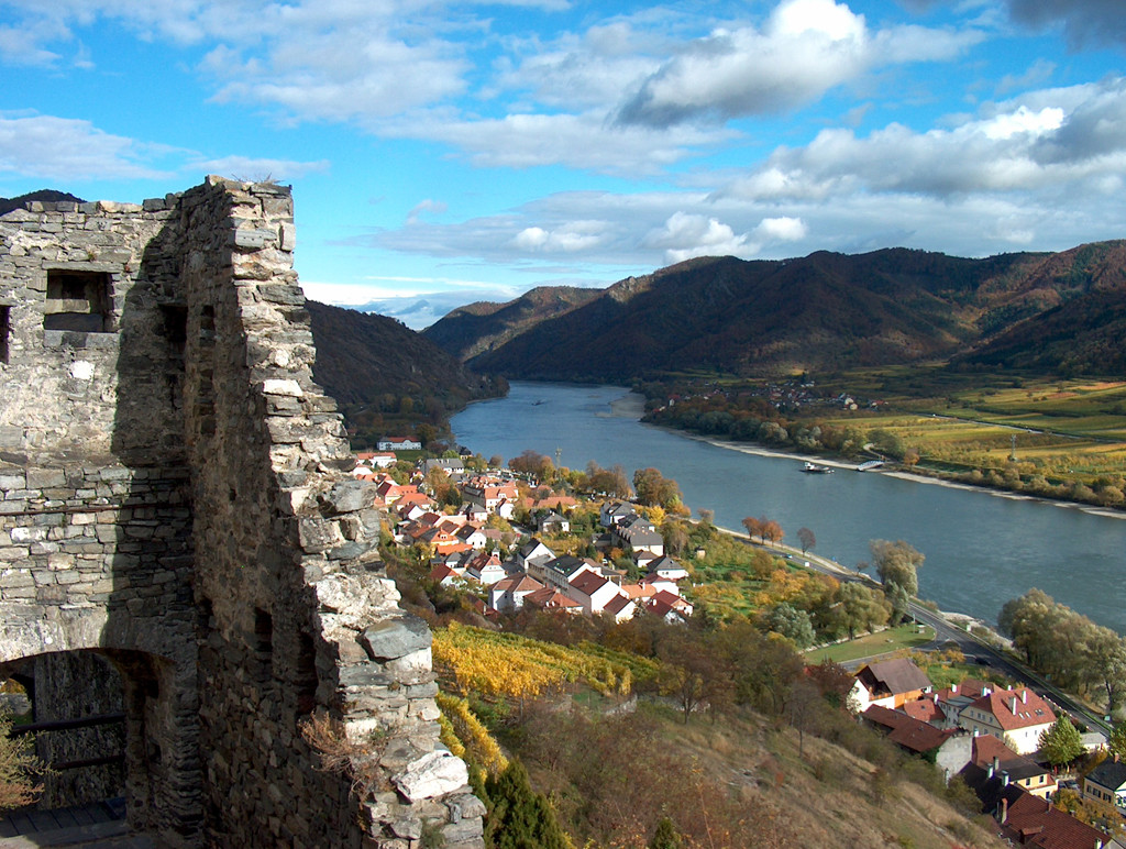 Вид на Шпиц с руин замка Хинтерхаус – фотографии Австрии