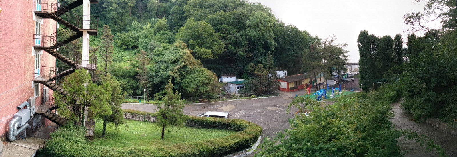 Слева пансионат Южный, справа спортивные площадки и побережье – фотографии России