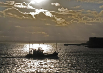 Море в Конкарно, Франция – фотографии Франции