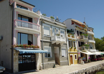 Дома на набережной в Сельце, Хорватия – фотографии Хорватии