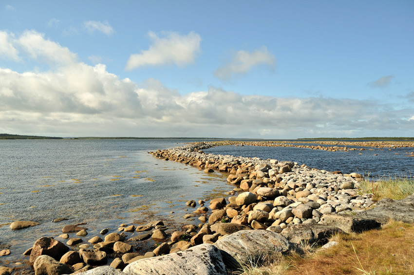 Валунная дамба на Соловецких островах. Фото 1 – фотографии России