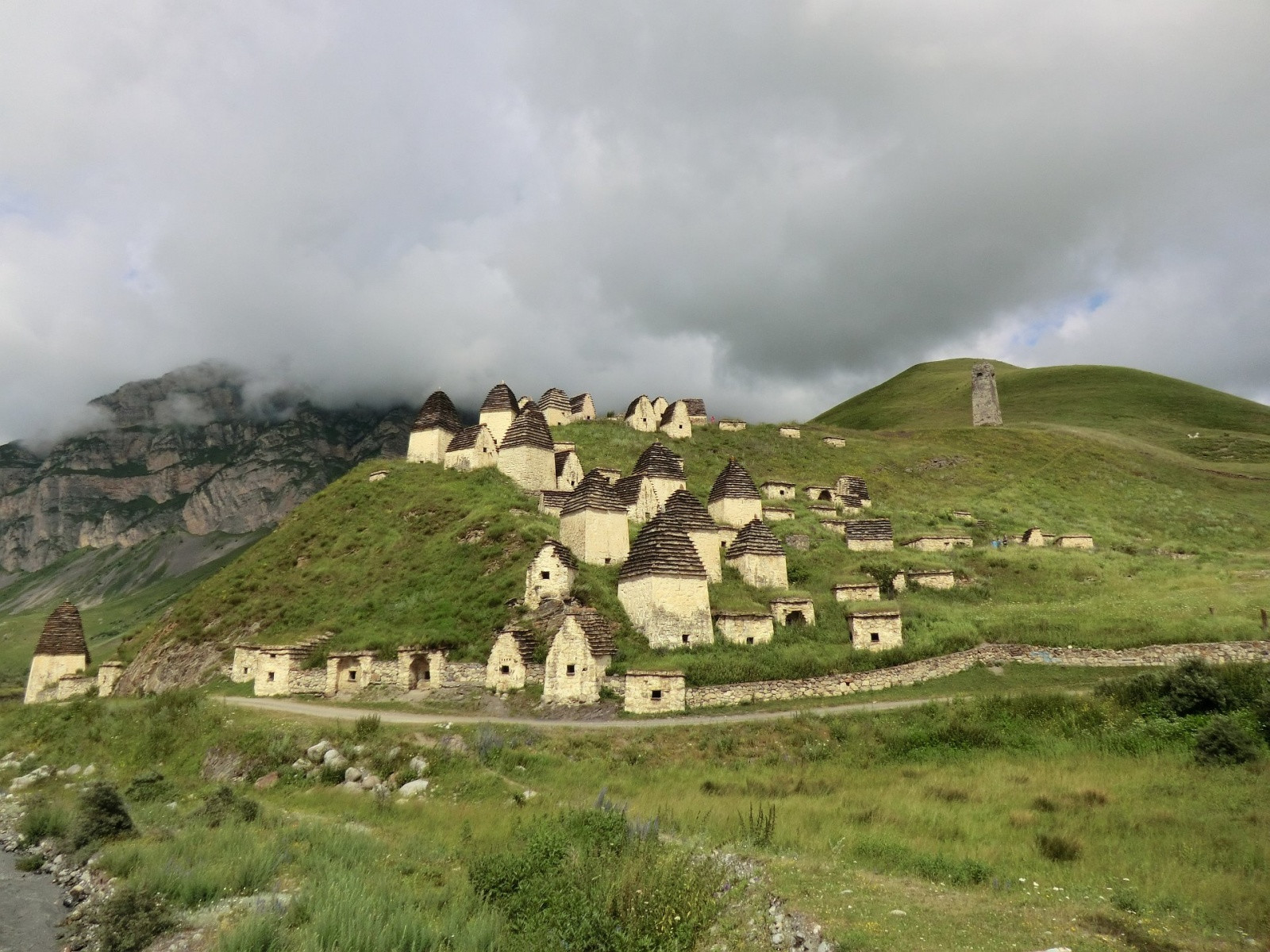Северная Осетия, некрополь у посёлка Даргавс – фотографии России