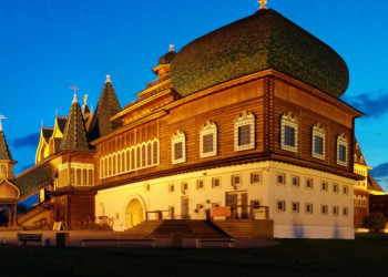 Дворец царя Алексея Михайловича, вечером в парке Коломенское – фотографии России