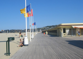 Пляж в Довиле, Франция. Фото 2 – фотографии Франции