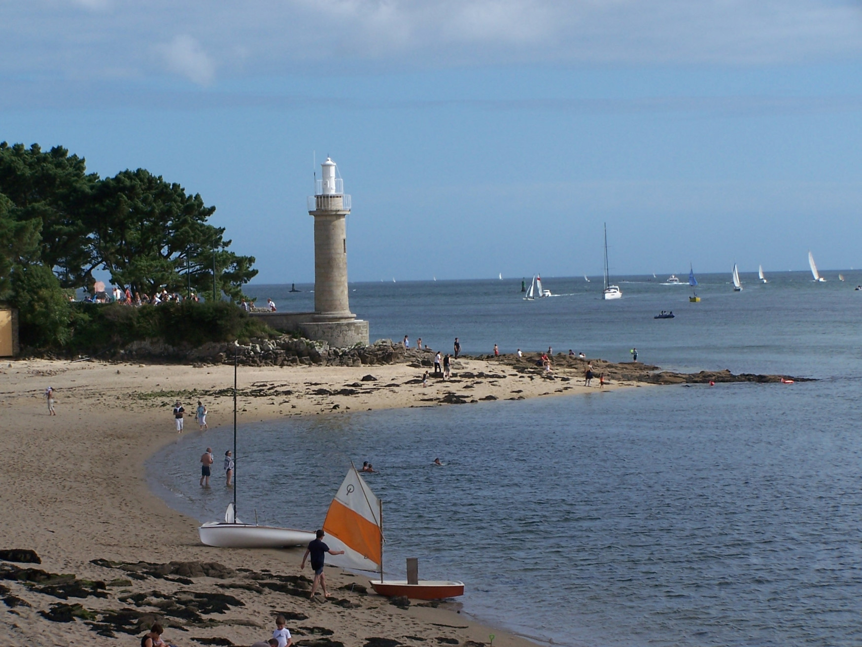 Маяк на берегу в Беноде, Франция – фотографии Франции