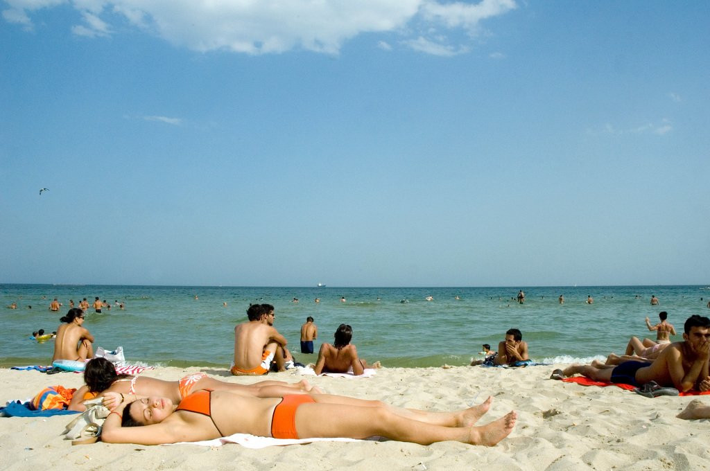 Люди на пляже в Варне, Болгария – фотографии Болгарии