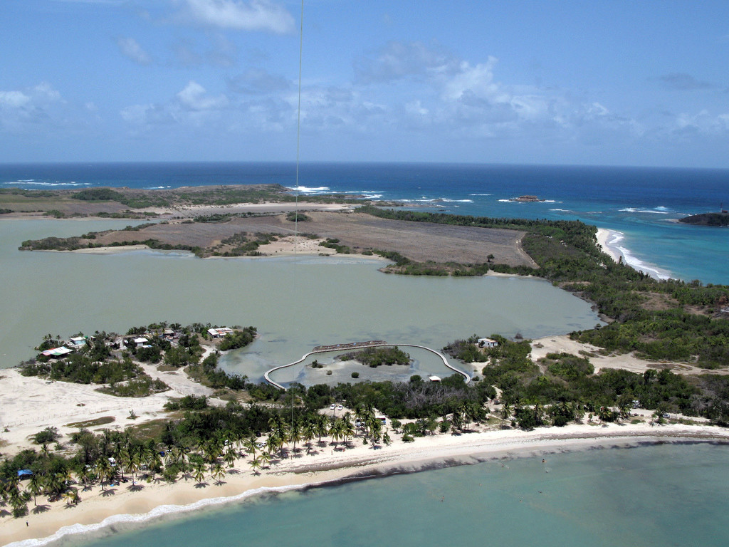 Вид на побережье в районе пляжа Лес-Салинес – фотографии Мартиники