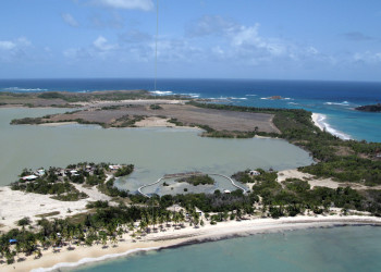 Вид на побережье в районе пляжа Лес-Салинес – фотографии Мартиники