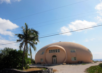 Странный дом на острове Кайман-Брак (Cayman Brac Island) – фотографии Каймановых островов