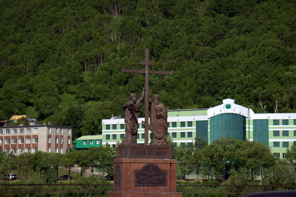 Памятник Петру и Павлу в Петоравловске-Камчатский, Россия. Фото 1 – фотографии России