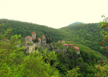 Вид на монастырь Моцамета (Motsameta) в Кутаиси, Грузия – фотографии Грузии