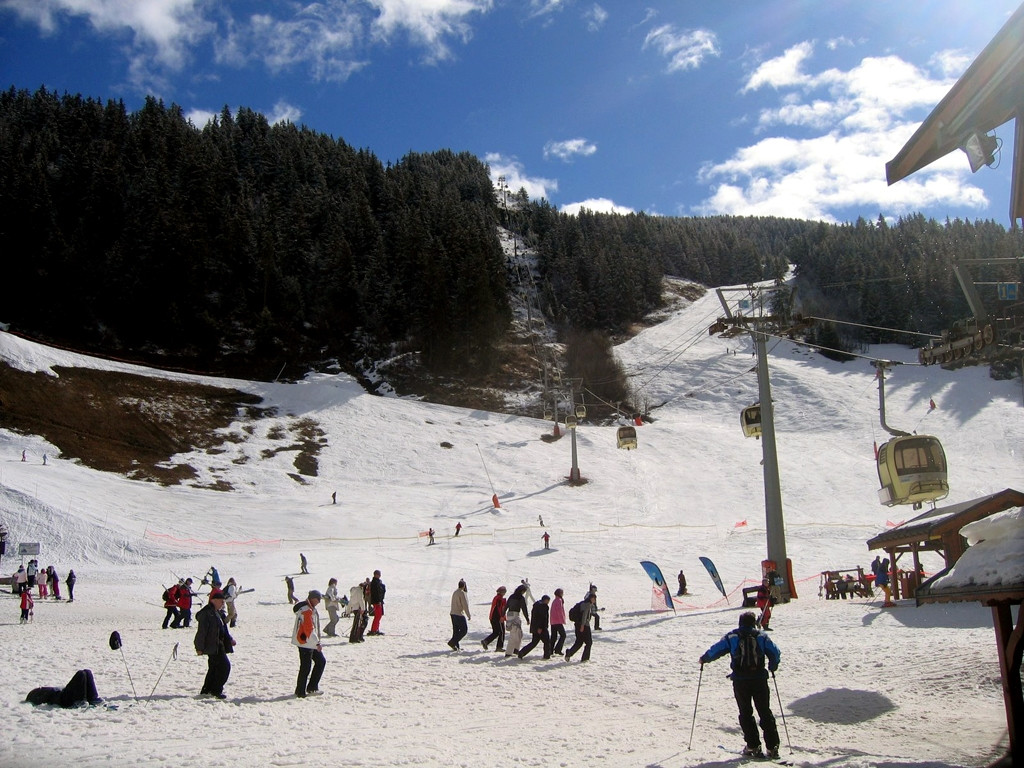 Лыжники в Брид-ле-Бэн, Франция – фотографии Франции