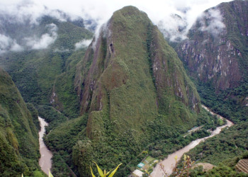 вид на гору в Мачу-Пикчу – фотографии Перу