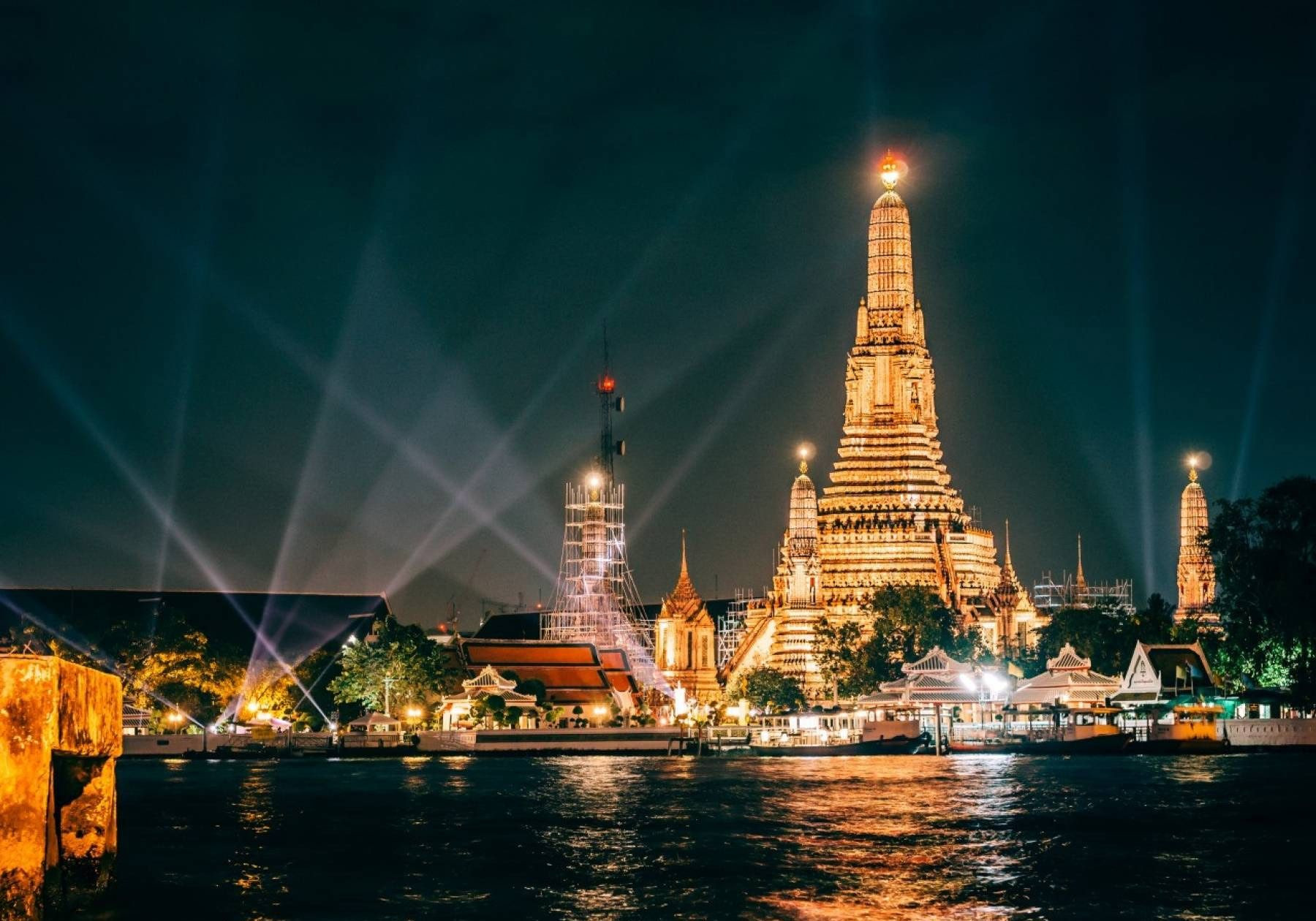 Буддийский храм в районе Бангкок Яй в Бангкоке, Таиланд – фотографии Таиланда