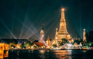 Буддийский храм в районе Бангкок Яй в Бангкоке, Таиланд – фотографии Таиланда