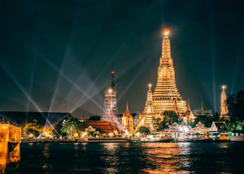 Буддийский храм в районе Бангкок Яй в Бангкоке, Таиланд – фотографии Таиланда