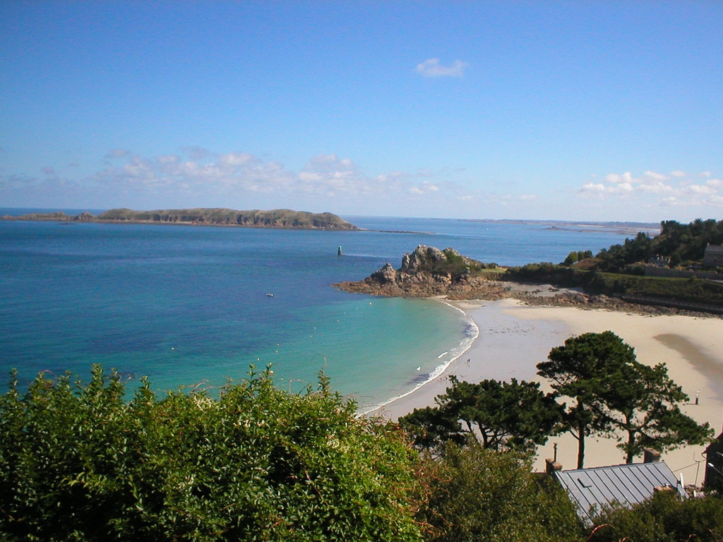 Море в Перроз-Гирек, Франция – фотографии Франции