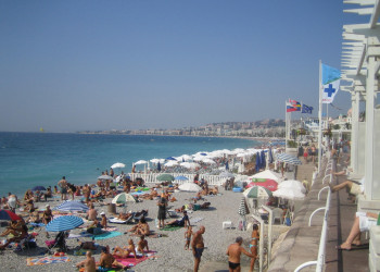 Люди на пляже в Ницце, Франция. Фото 3 – фотографии Франции