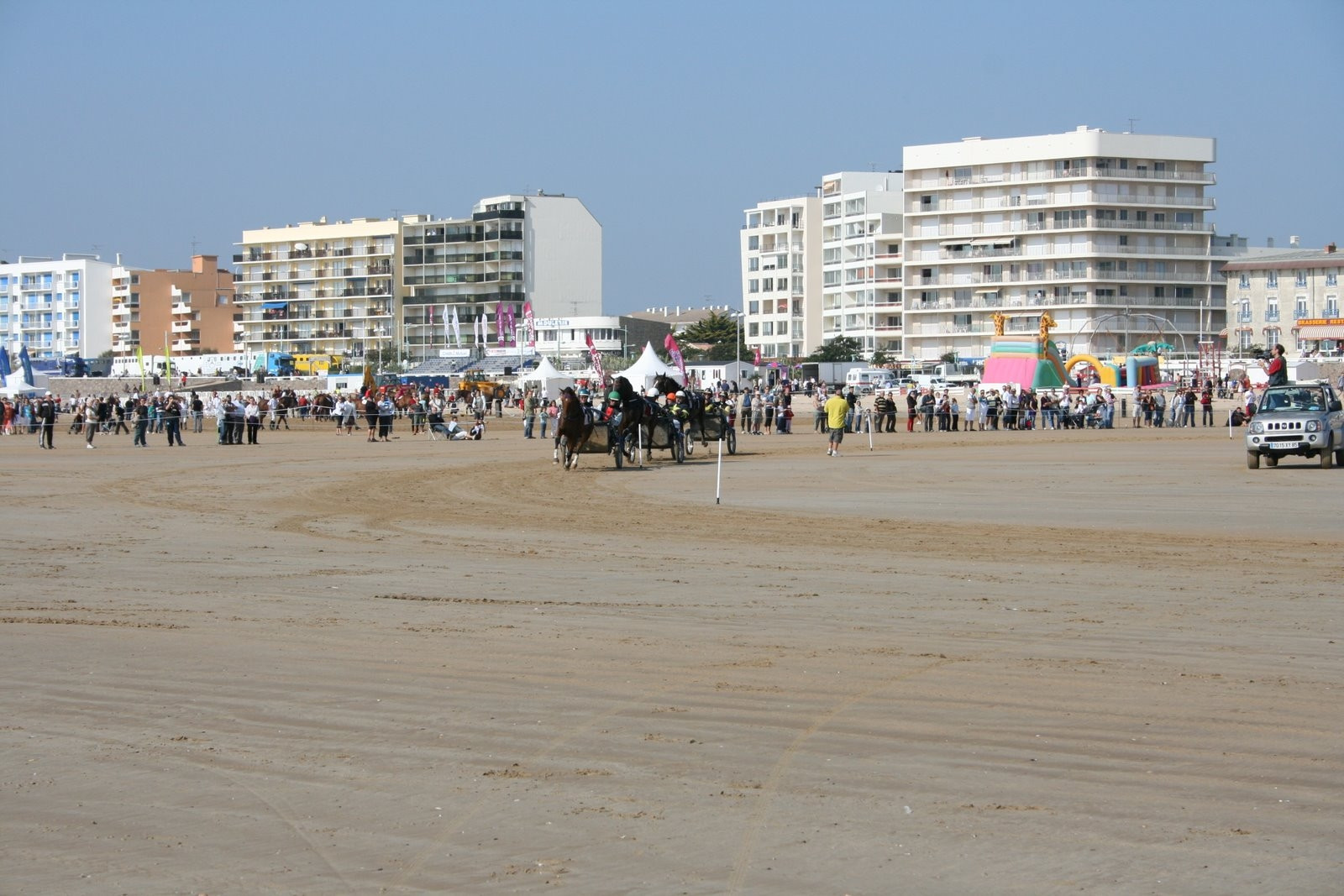 Развлечение на пляже в Сан-Жан-де-Мон, Франция. Фото 1 – фотографии Франции