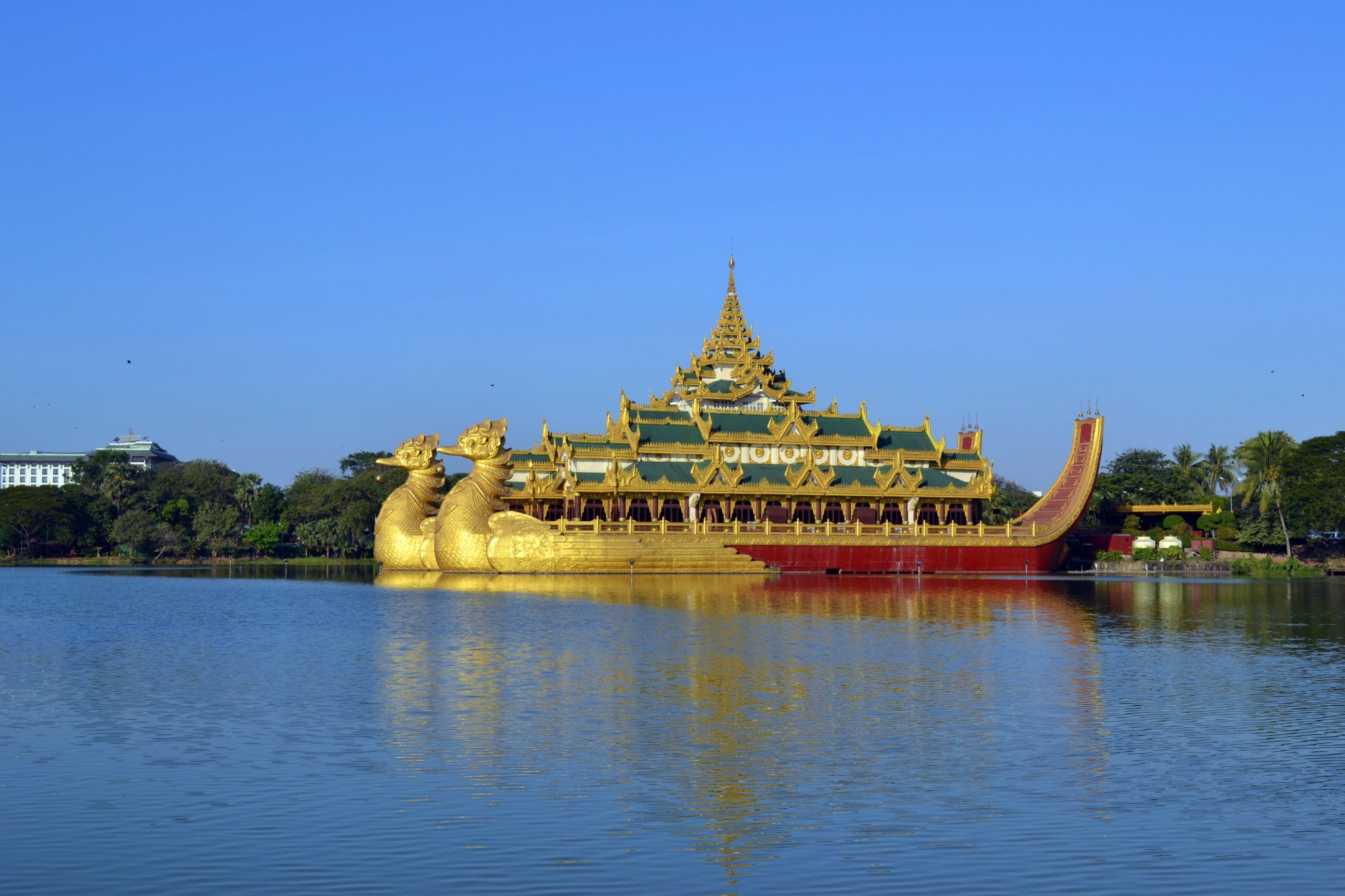 Королевская баржа Каравейк (Karaweik) – фотографии Мьянмы