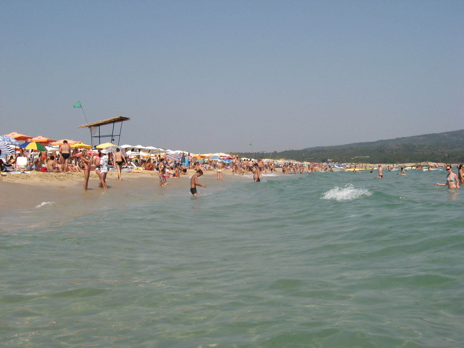 Люди на пляже в Приморско, Болгария – фотографии Болгарии