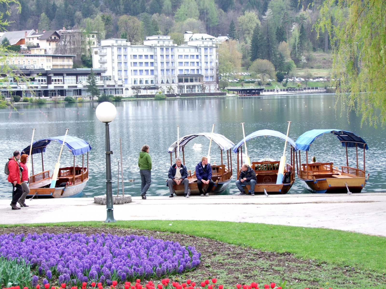 Набережная озера в Бледе – фотографии Словении